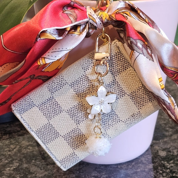 Louis Vuitton Damier Azur Key Case/Holder W/Chain, Twilly & Charm Added - Picture 12 of 17